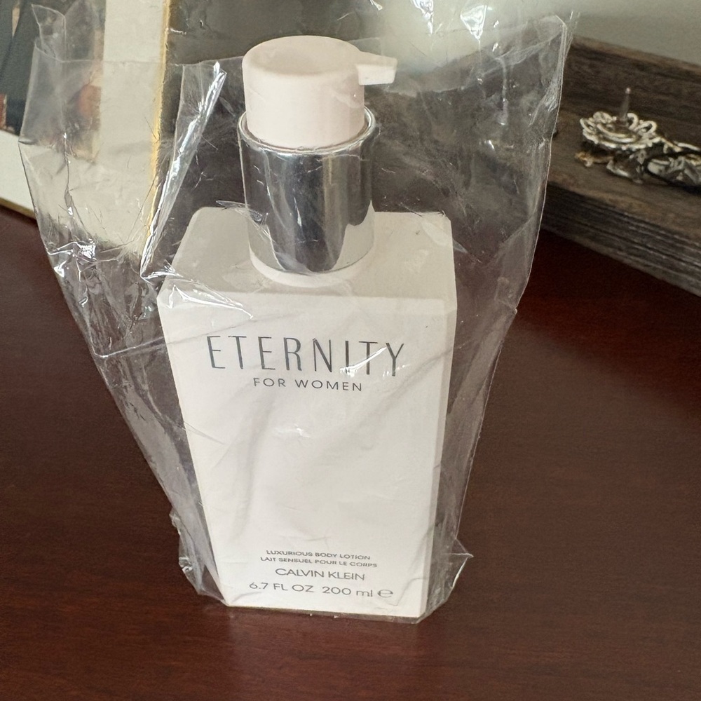 Calvin Klein Eternity Body Lotion - White and Silver